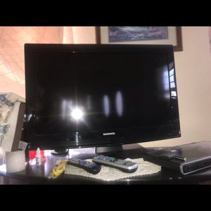Flat screen tv for sale. Magnavox 32 in tv.